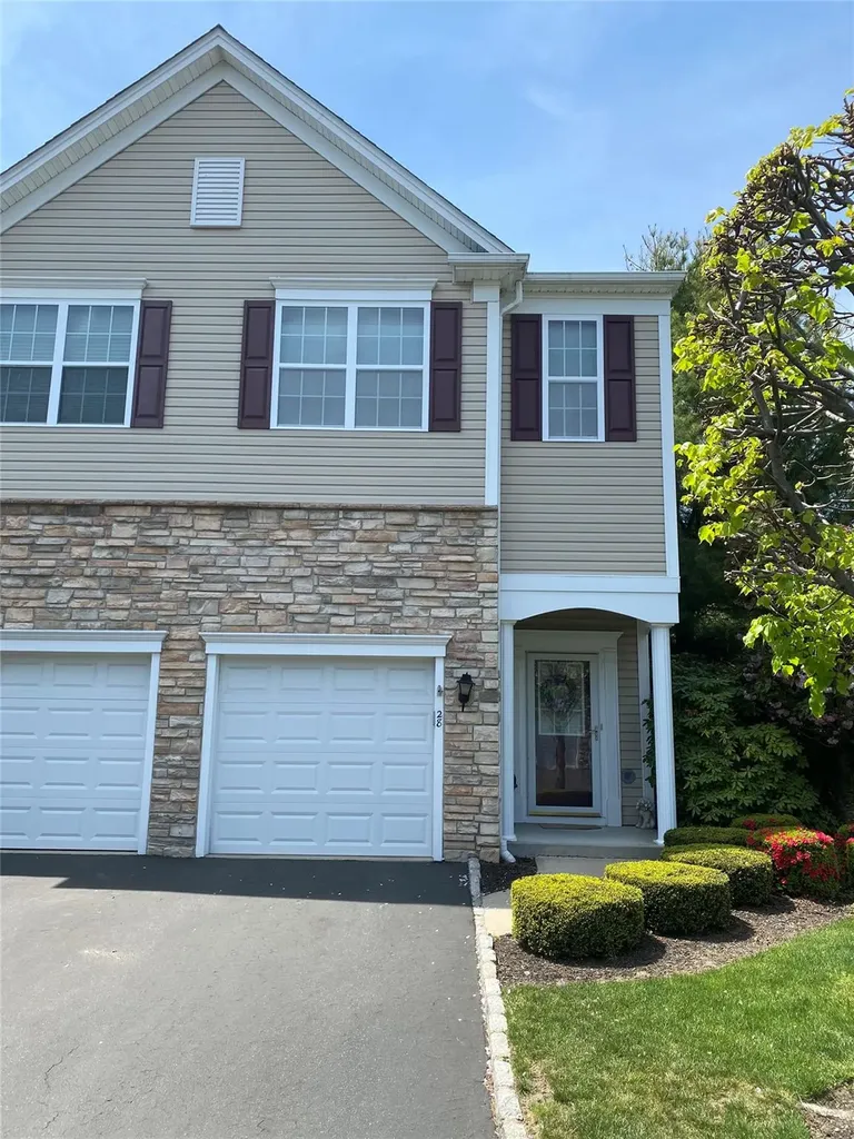 28 Torrey Pine Lane Bay Shore NY 11706