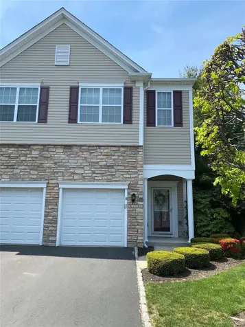 28 Torrey Pine Lane Bay Shore NY 11706
