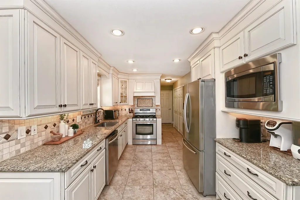 8 Thunder Road Miller Place NY 11764