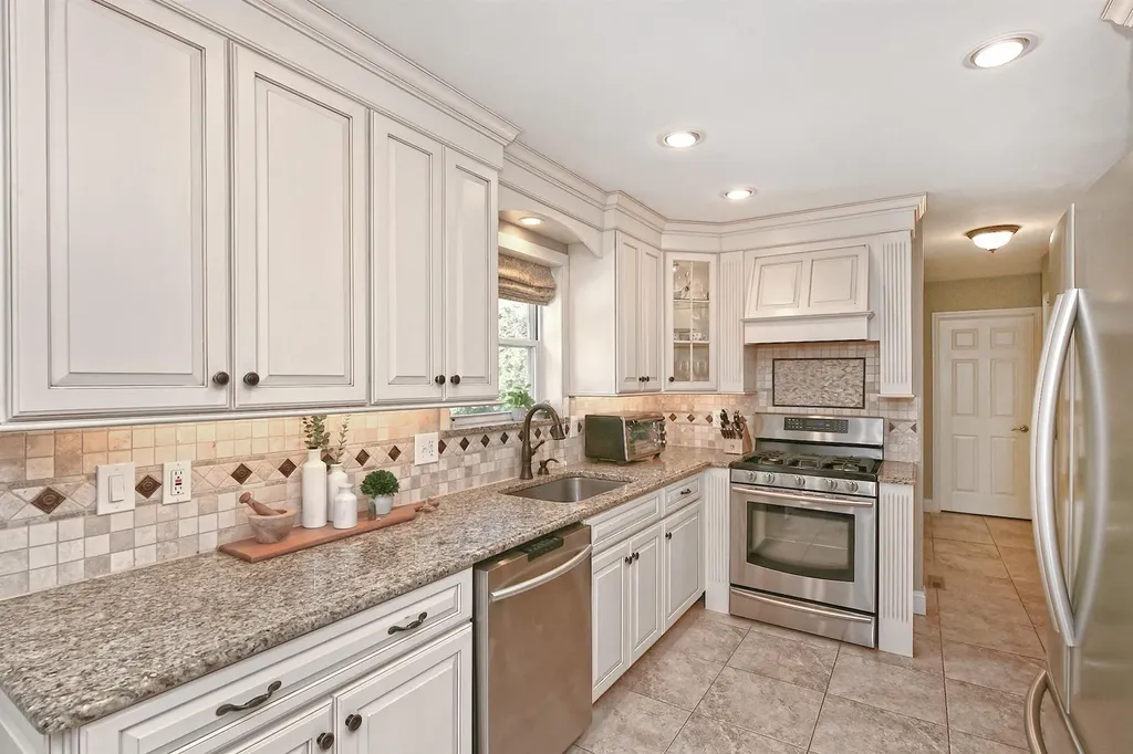 8 Thunder Road Miller Place NY 11764