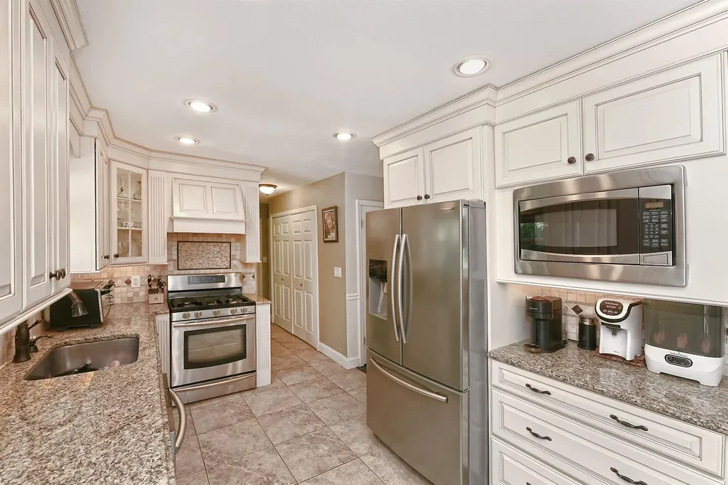 8 Thunder Road Miller Place NY 11764
