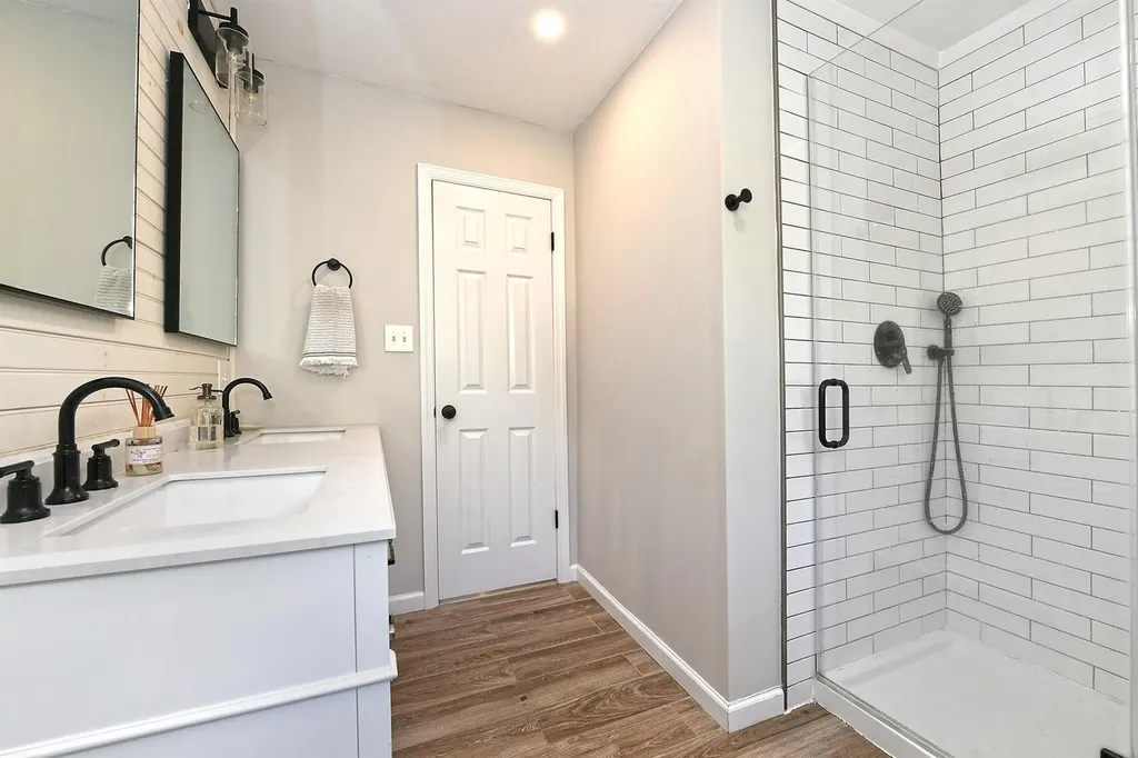 8 Thunder Road Miller Place NY 11764