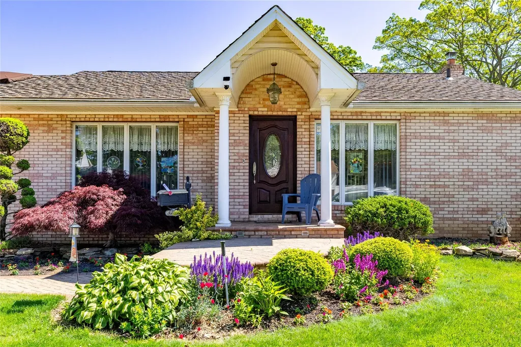 656 N Greene Avenue Lindenhurst NY 11757