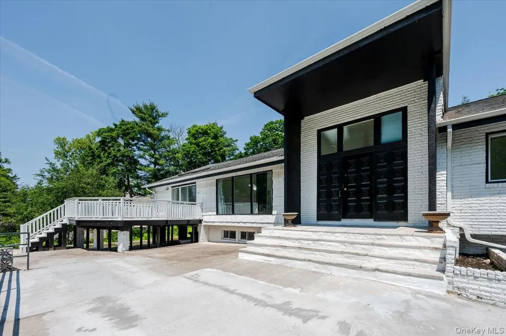 452 E Shore Road Great Neck NY 11024