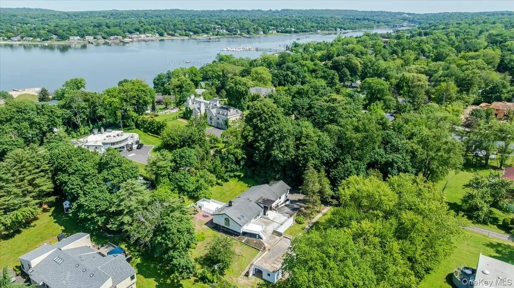 452 E Shore Road Great Neck NY 11024