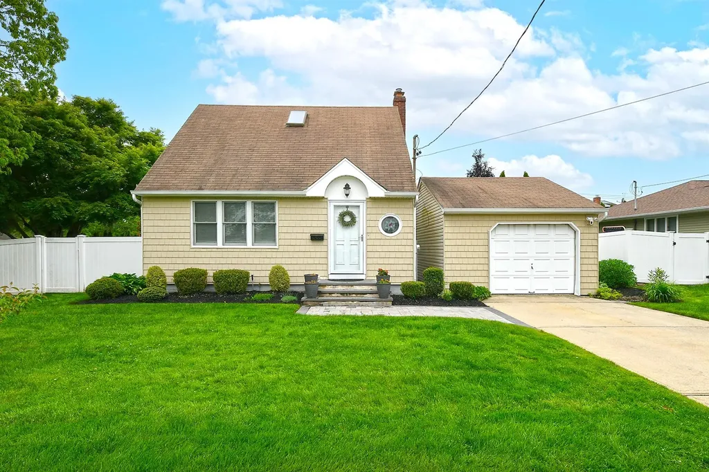 20 Kossuth Street Deer Park NY 11729