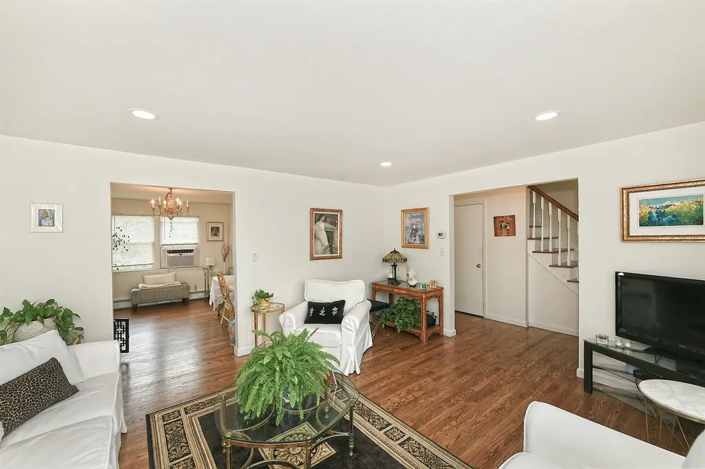 20 Kossuth Street Deer Park NY 11729