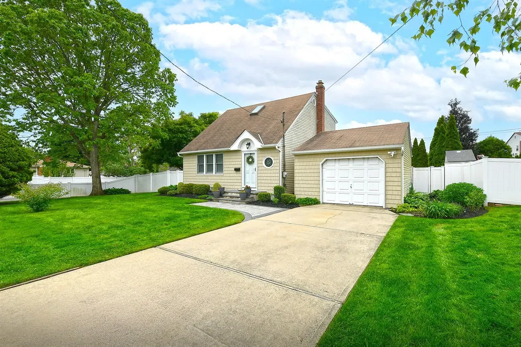 20 Kossuth Street Deer Park NY 11729