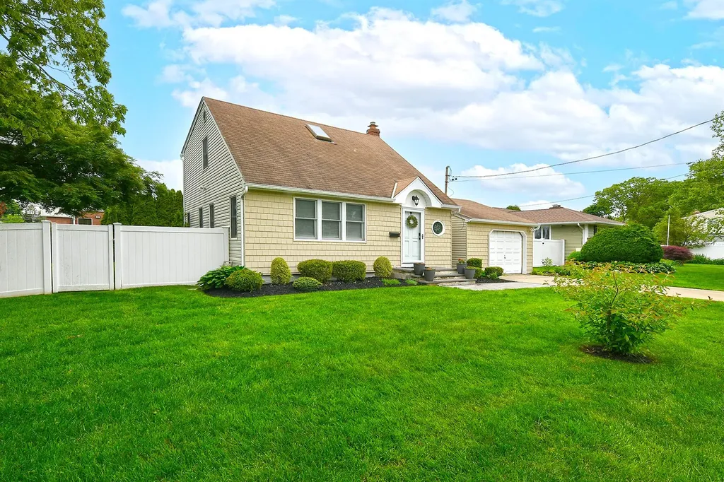 20 Kossuth Street Deer Park NY 11729