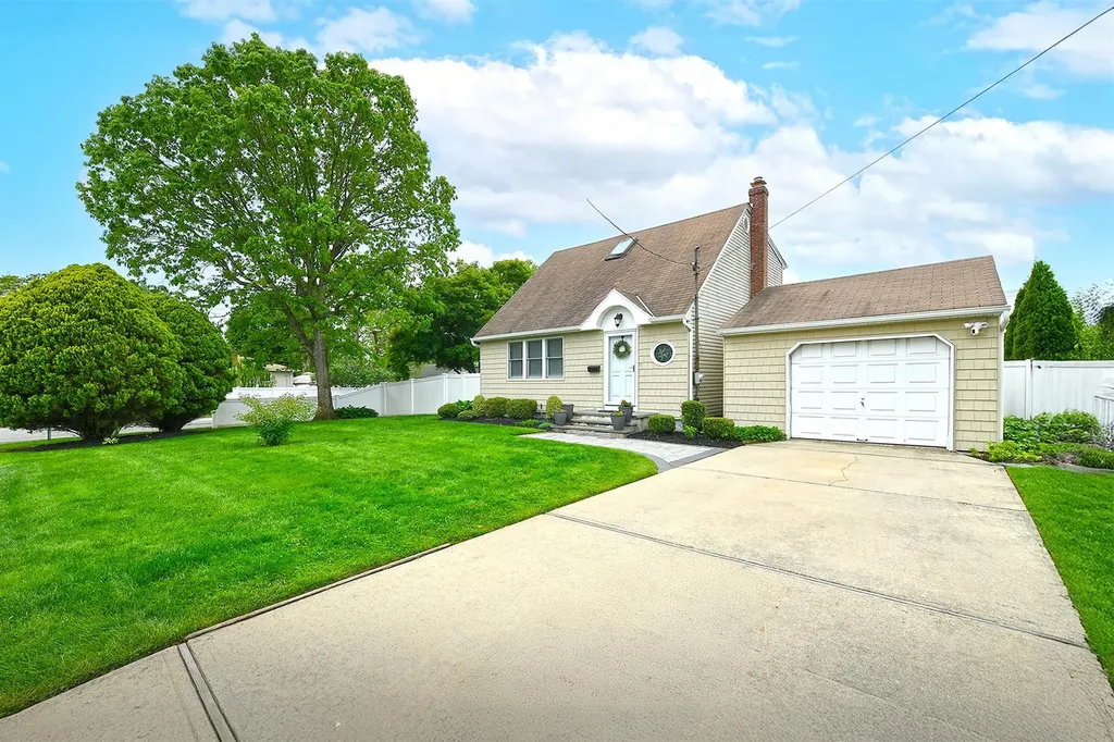 20 Kossuth Street Deer Park NY 11729
