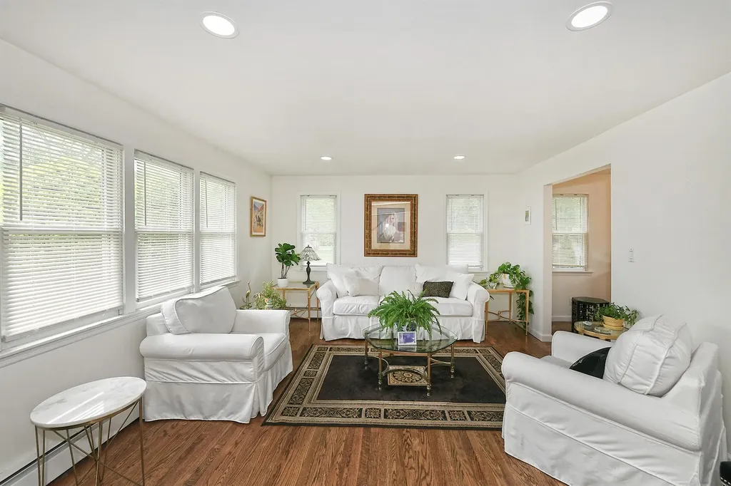 20 Kossuth Street Deer Park NY 11729
