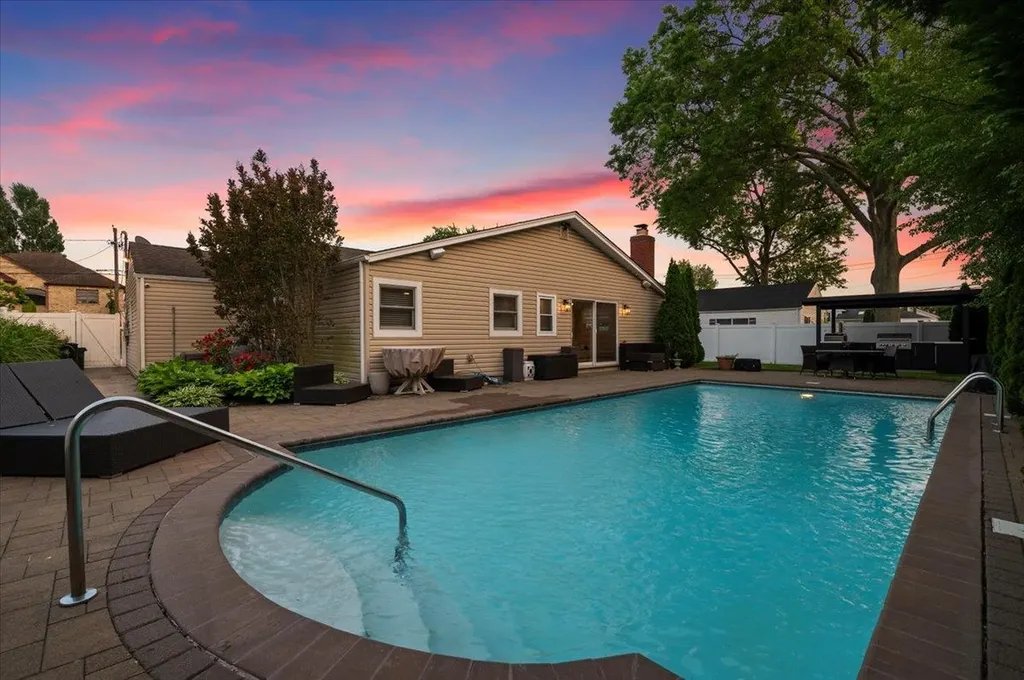 105 Shoreham Way Merrick NY 11566