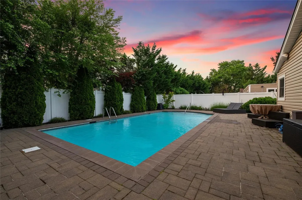 105 Shoreham Way Merrick NY 11566