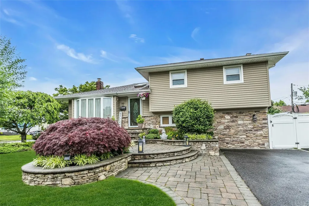 77 Lincoln Road S Plainview NY 11803
