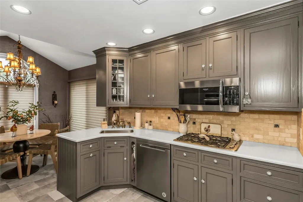 77 Lincoln Road S Plainview NY 11803