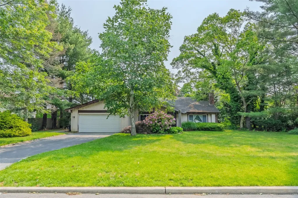 37 Glenmere Lane Coram NY 11727