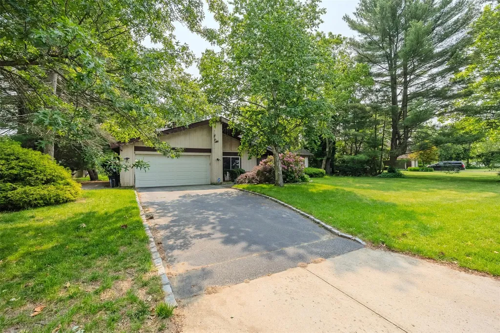 37 Glenmere Lane Coram NY 11727