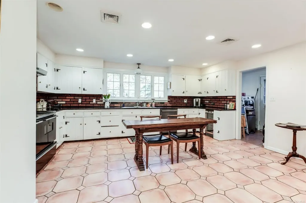 85 Weir Lane Locust Valley NY 11560