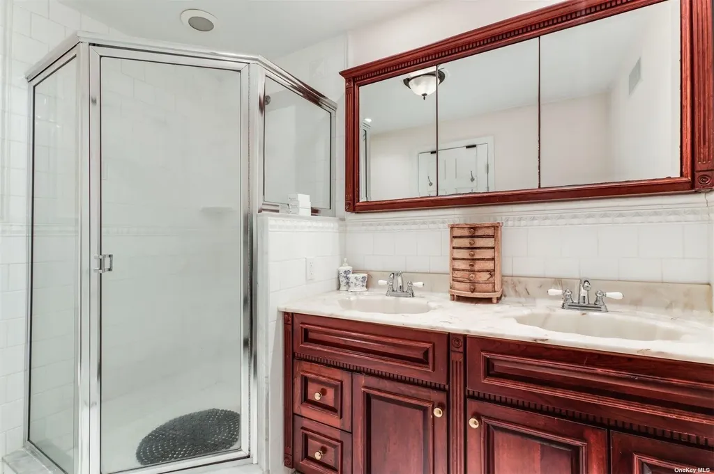 85 Weir Lane Locust Valley NY 11560