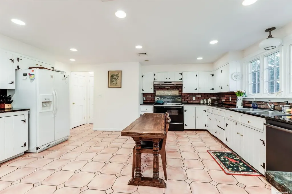 85 Weir Lane Locust Valley NY 11560