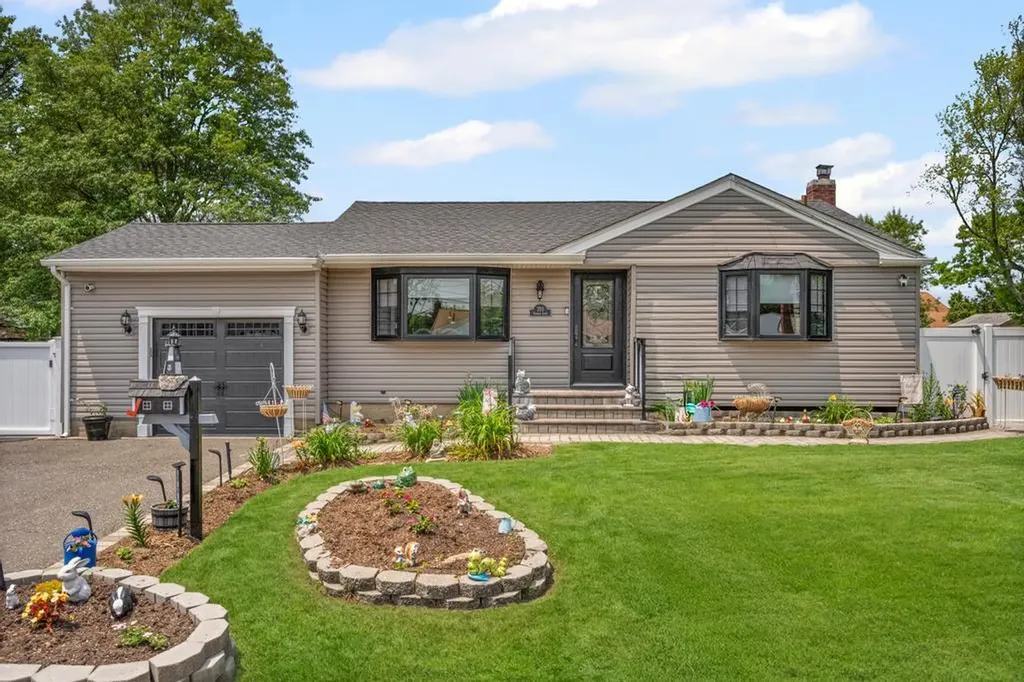 220 Farhan Lane North Babylon NY 11703