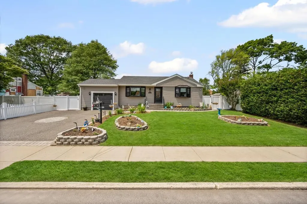 220 Farhan Lane North Babylon NY 11703