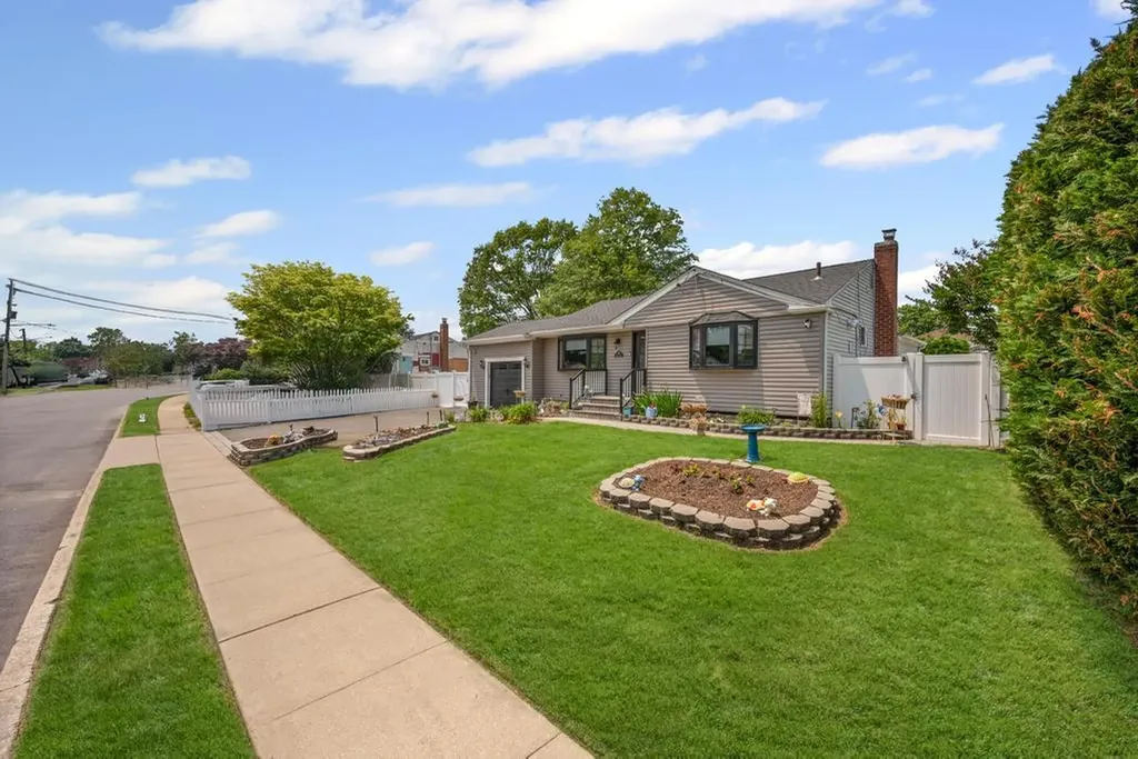 220 Farhan Lane North Babylon NY 11703