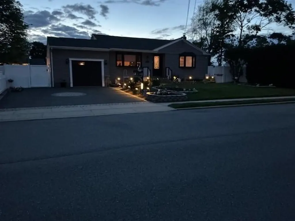 220 Farhan Lane North Babylon NY 11703