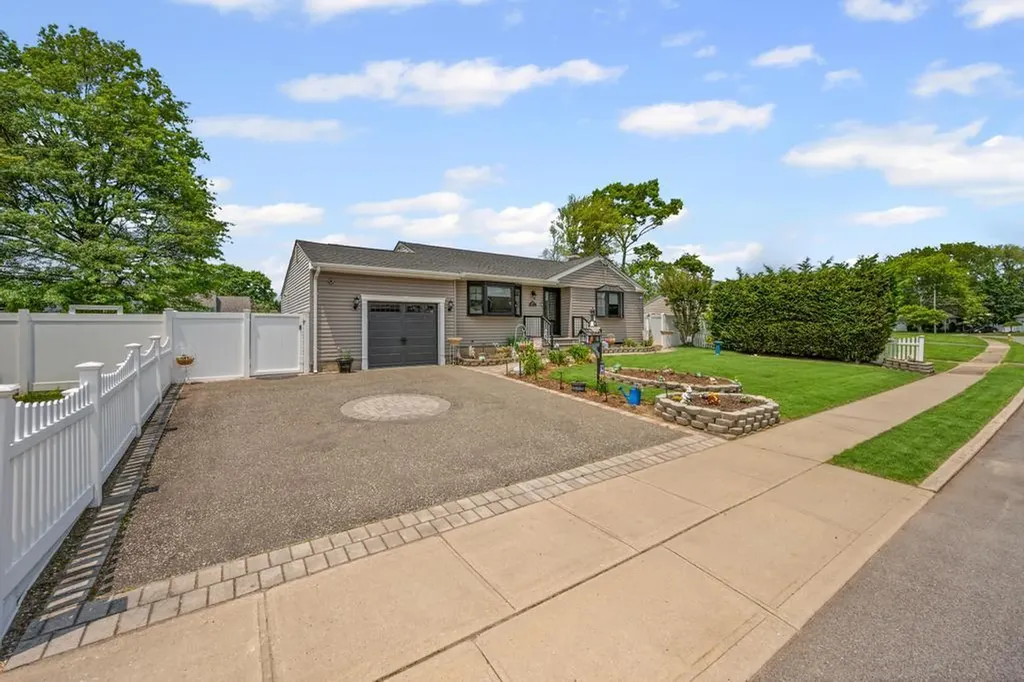 220 Farhan Lane North Babylon NY 11703