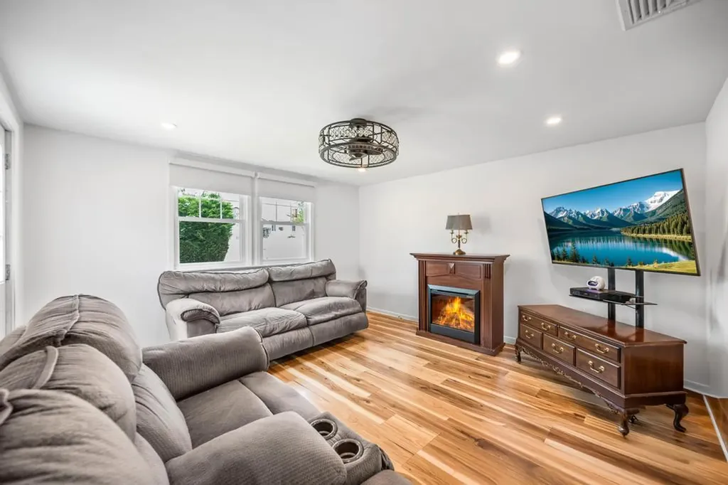 220 Farhan Lane North Babylon NY 11703