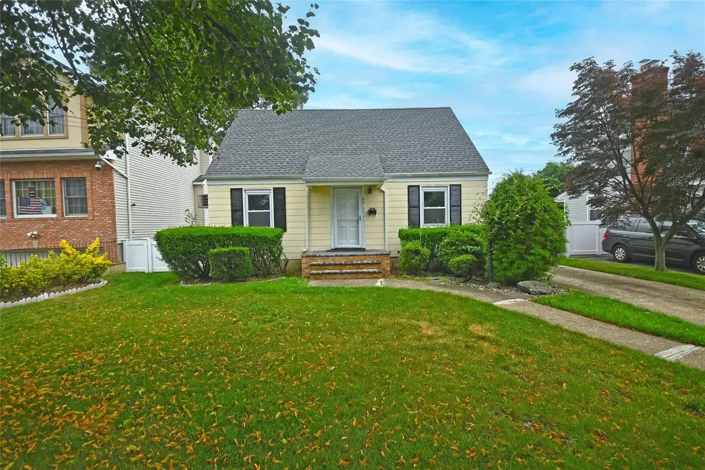 57 Netherwood Drive Albertson NY 11507