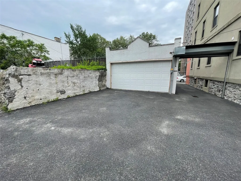 554 E 191st Street Bronx NY 10458