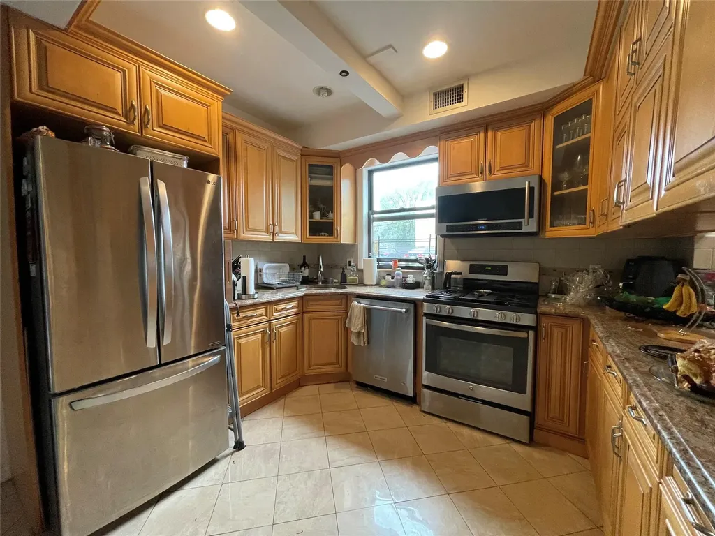 554 E 191st Street Bronx NY 10458