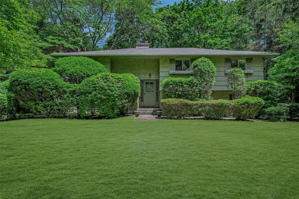 10 Moonedge Road Northport NY 11768