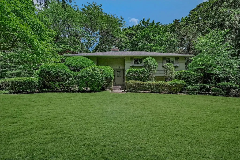 10 Moonedge Road Northport NY 11768