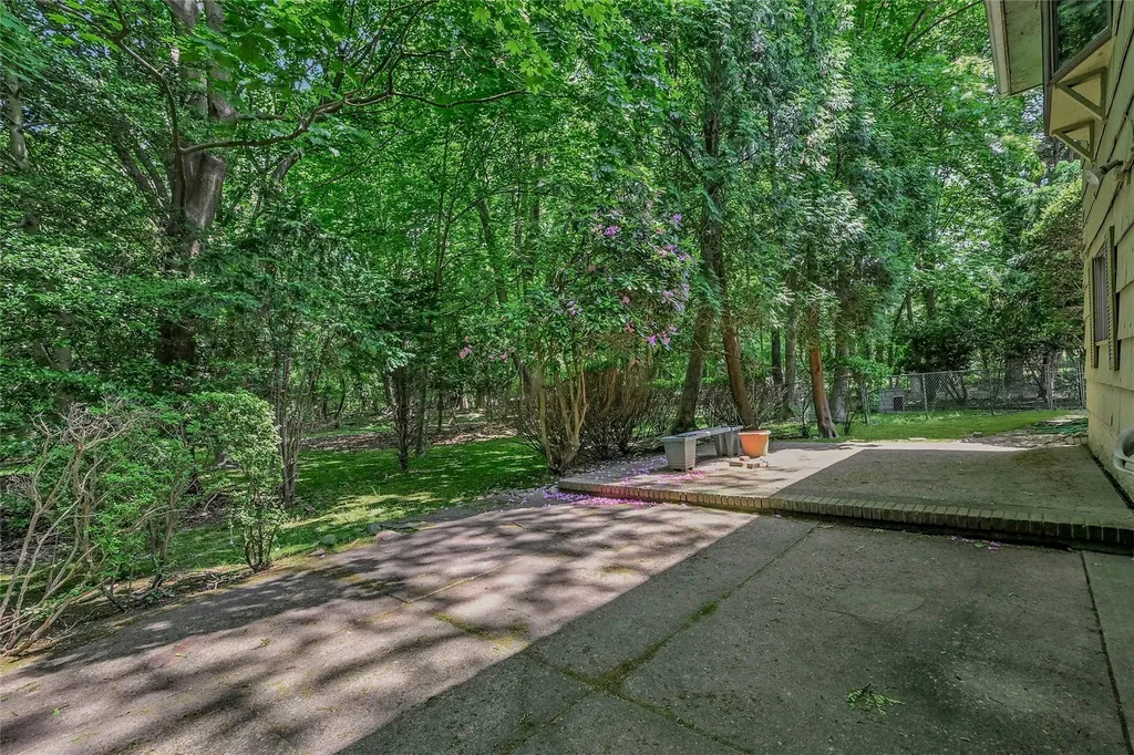 10 Moonedge Road Northport NY 11768