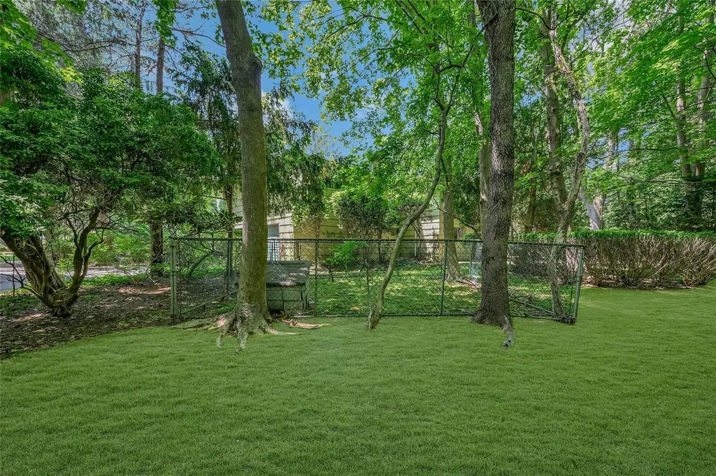 10 Moonedge Road Northport NY 11768