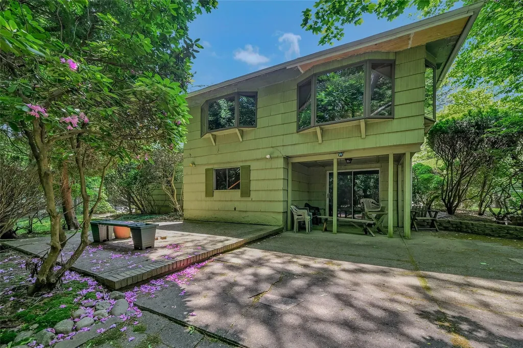10 Moonedge Road Northport NY 11768