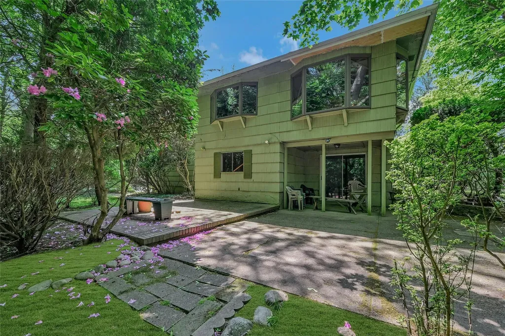 10 Moonedge Road Northport NY 11768