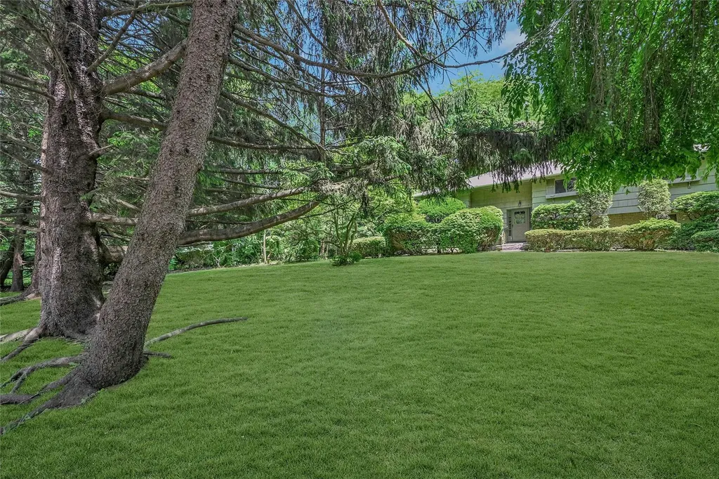 10 Moonedge Road Northport NY 11768
