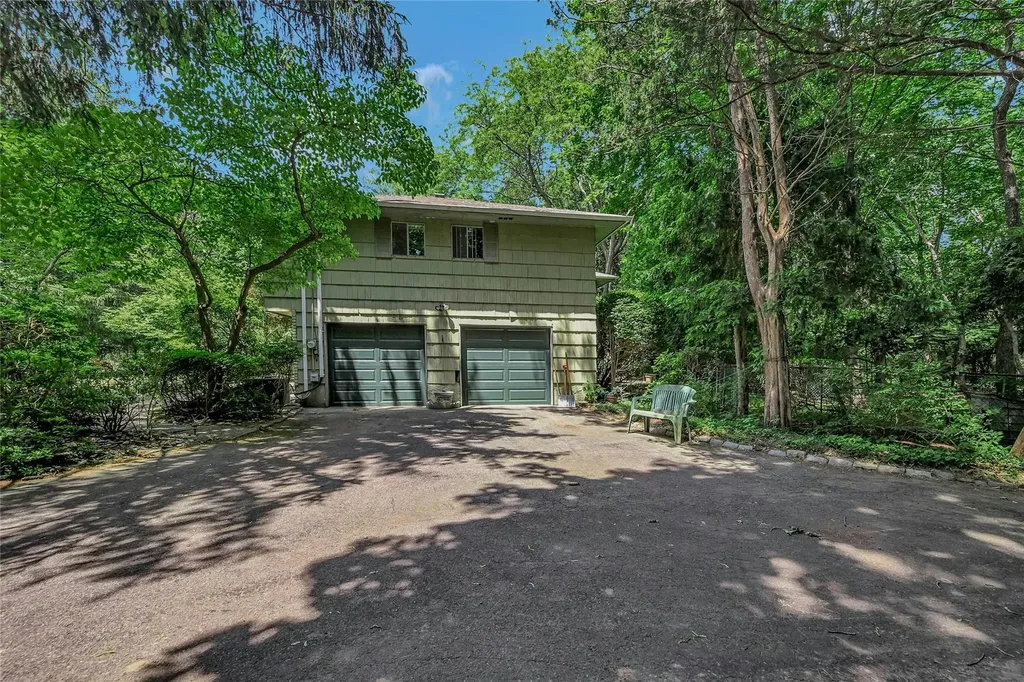 10 Moonedge Road Northport NY 11768