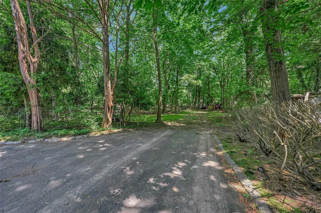10 Moonedge Road Northport NY 11768
