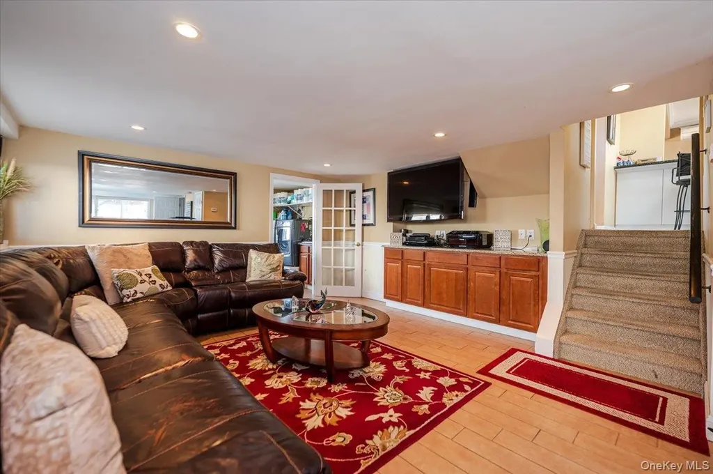 22 Cheshire Road Inwood NY 11096