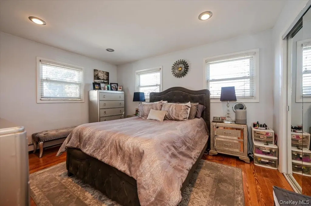 22 Cheshire Road Inwood NY 11096