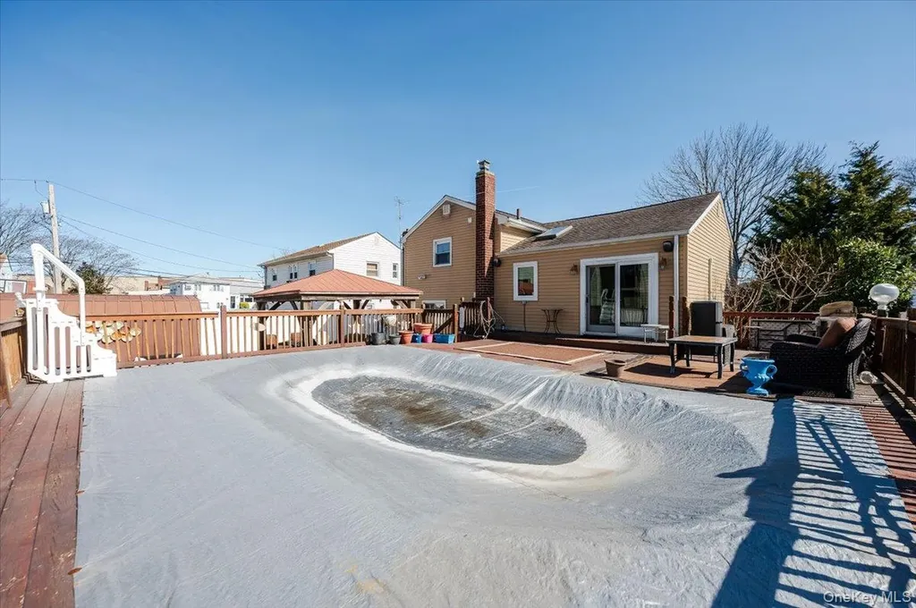 22 Cheshire Road Inwood NY 11096