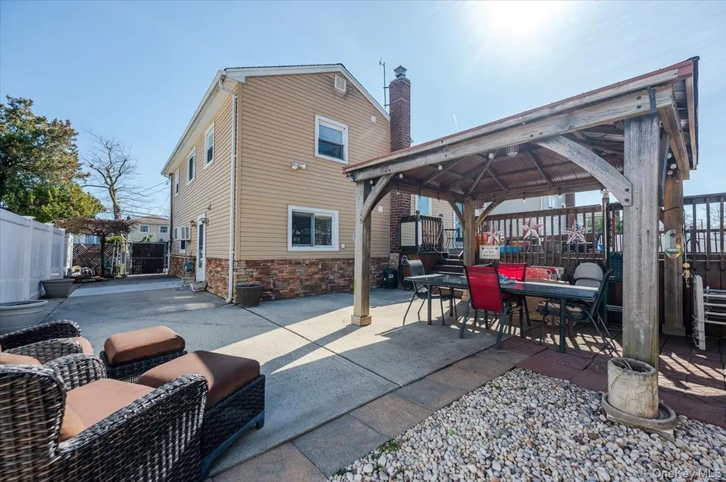 22 Cheshire Road Inwood NY 11096