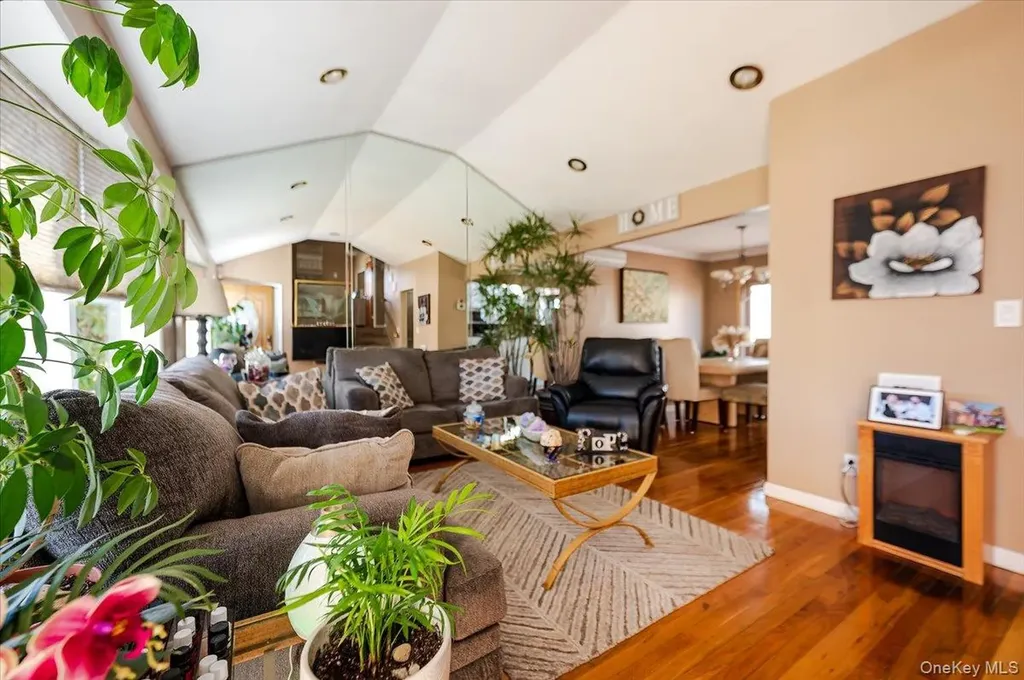 22 Cheshire Road Inwood NY 11096