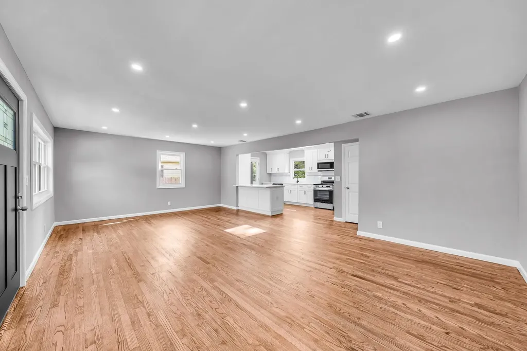 1090 Brookdale Avenue Bay Shore NY 11706