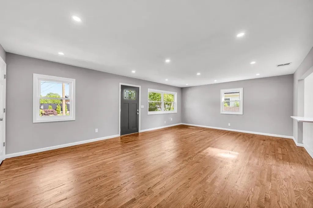 1090 Brookdale Avenue Bay Shore NY 11706