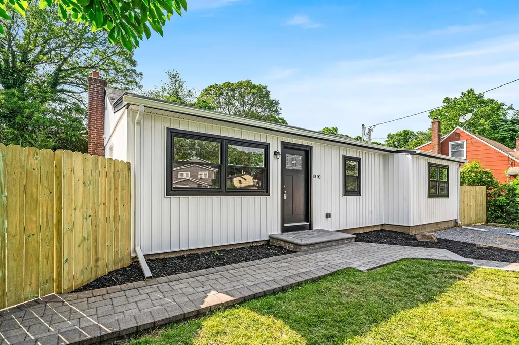 1090 Brookdale Avenue Bay Shore NY 11706